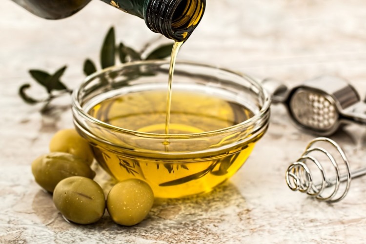 Azeite de oliva no cabelo