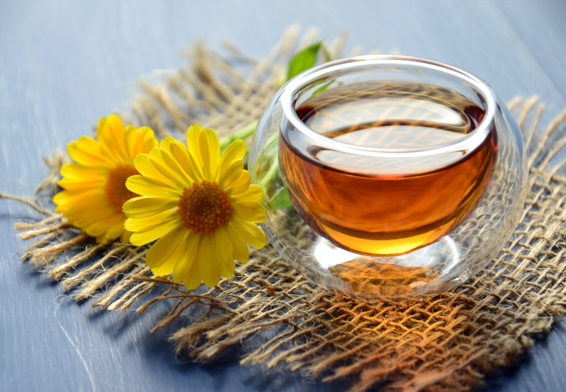 Chá de camomila: Saiba seus benefícios e se faz mal para o coração