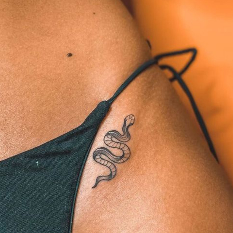 Tatuagem de cobra na virilha
