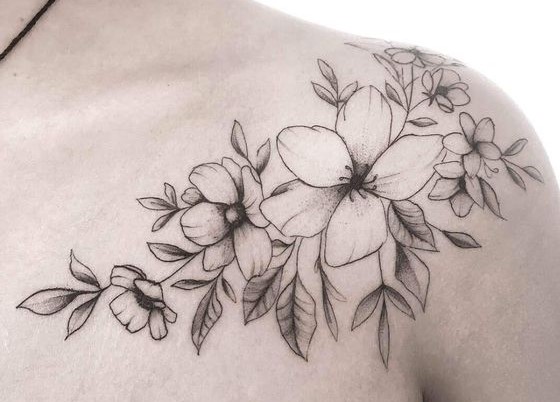 Tatuagem no ombro de flor